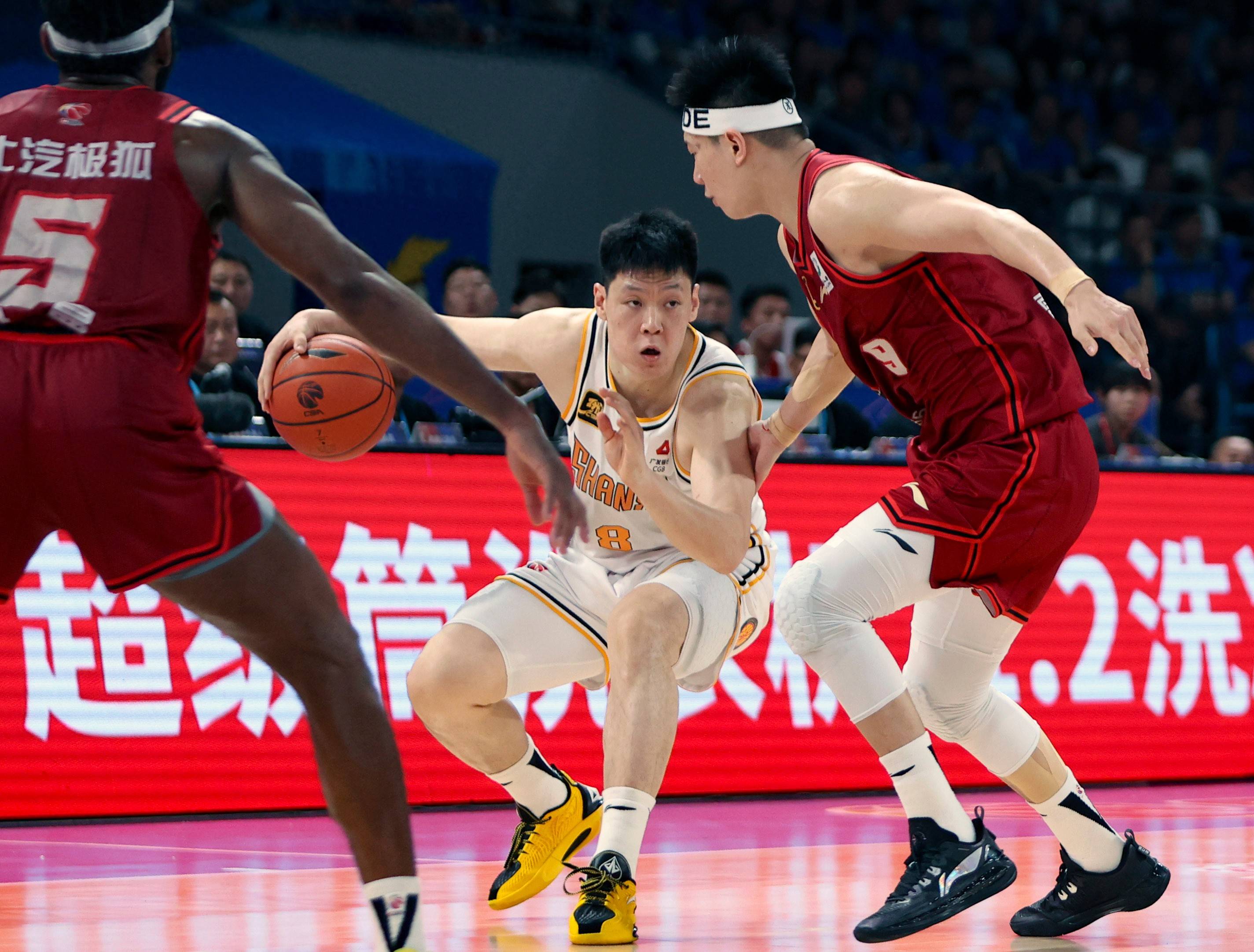 今晚CBA常规赛传出新动向，犹他爵士调整名单，管理层表态：震撼外界，轮换策略成焦点的简单介绍